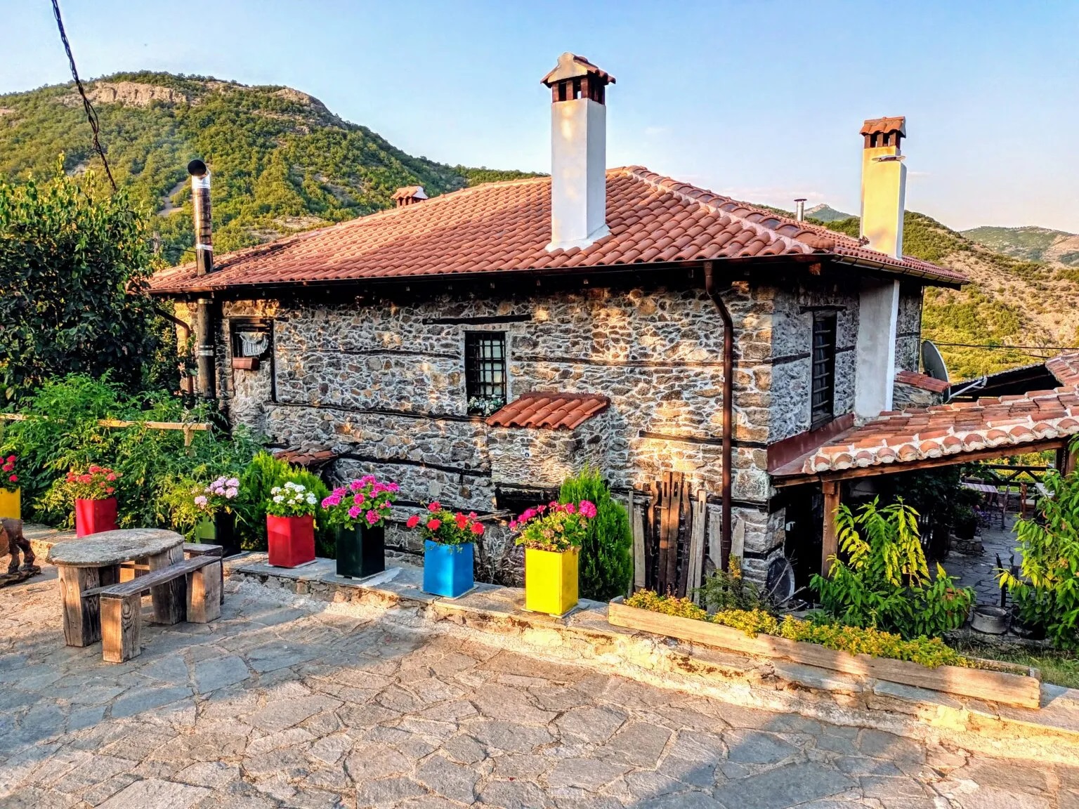 Το πατρικό σπίτι του Τζεμίλ στην Κοττάνη, μετατράπηκε σε μια παραδοσιακή ταβέρνα ║ Photo : Παναγιώτης Σαββίδης