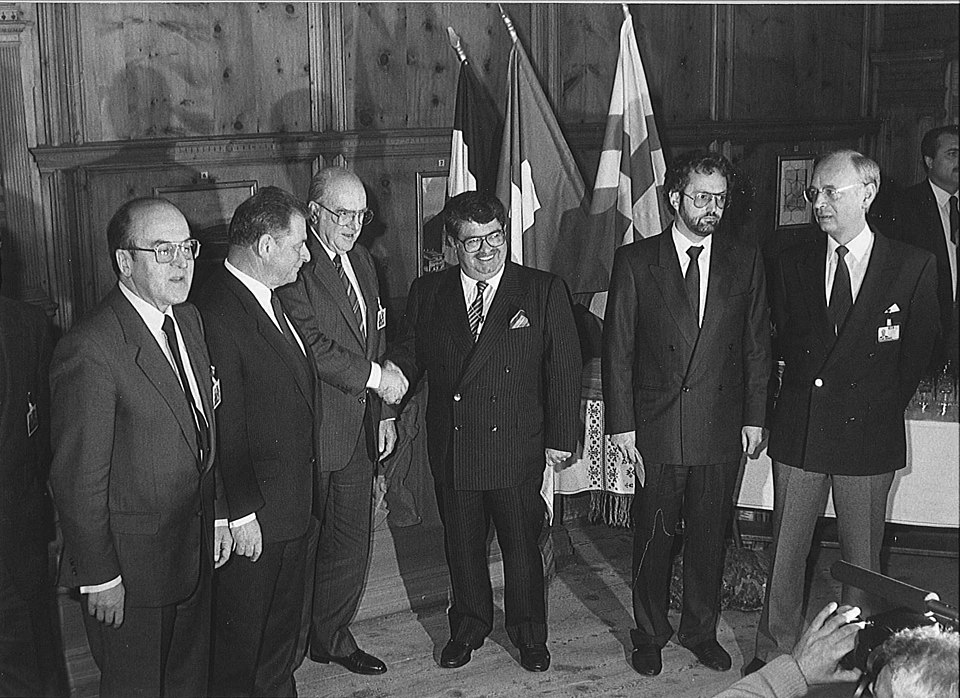 Η ιστορική φωτογραφία μετά τη συμφωνία του Νταβός το 1988 : Χειραψία Ανδρέα Παπανδρέου - Τουργκούτ Οζάλ