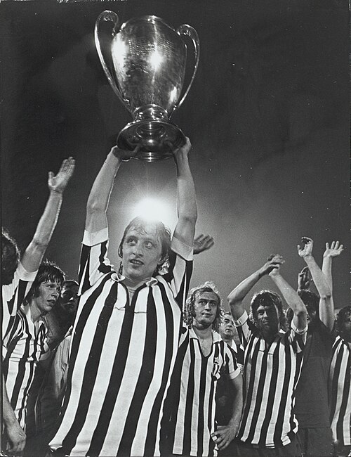 Πρωταθλητής Ευρώπης το 1973 απέναντι στη Γιουβέντους, τη φανέλα της οποίας φορά μετά από την πατροπαράδοτη αλλαγή μετά το τέλος του αγώνα ⎯ 📷 by el.wikipedia.org