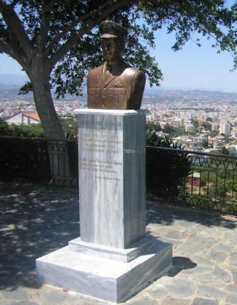 Προτομή Σμηναγού (Ι) Ηλιάκη Κωνσταντίνου στη θέση ❝Μπαλκόνι❞ Ακρωτηρίου Χανίων ║ 📷 𝐛𝐲 𝐩𝐚𝐬𝐨𝐢𝐩𝐚.𝐨𝐫𝐠.𝐠𝐫